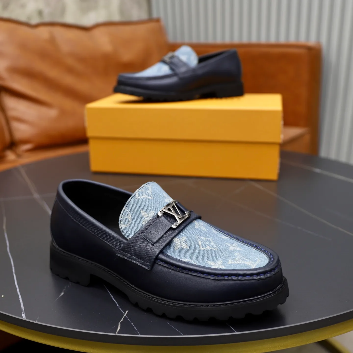 Ex-factory price: 600💰Louis Vuitton LV men's classic Oxford shoes, men's business formal boutique leather shoes, classic style, almond kernel exquisite toe, ultimate art, the whole shoe is made of imported cow leather (open edge beads), carefully selected, fine pores, excellent gloss, soft texture, strong toughness, durable and not easy to deform, apricot fetal cowhide leather lining, soft and comfortable, sweat-absorbent and breathable. Foam outsole, original box and dust bag packaging! Size: 38–44 (45/46 customized)